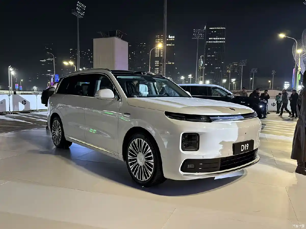 The interior of the Leapmotor D19 has been unveiled and blind pre-orders have begun. It is scheduled to officially launch and be delivered in April 2026.