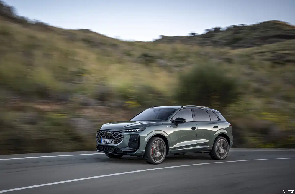 Official photos of the new Audi Q3 reveal the debut of a 10.9-inch front-passenger display and a range of equipment upgrades.
