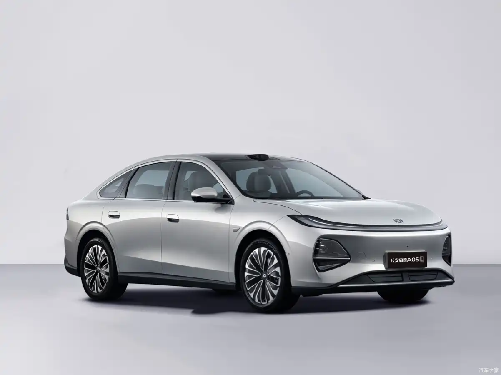 Interior spy shots of the Changan Qiyuan A05L reveal a LiDAR-based intelligent driving system and a 2,825mm wheelbase.