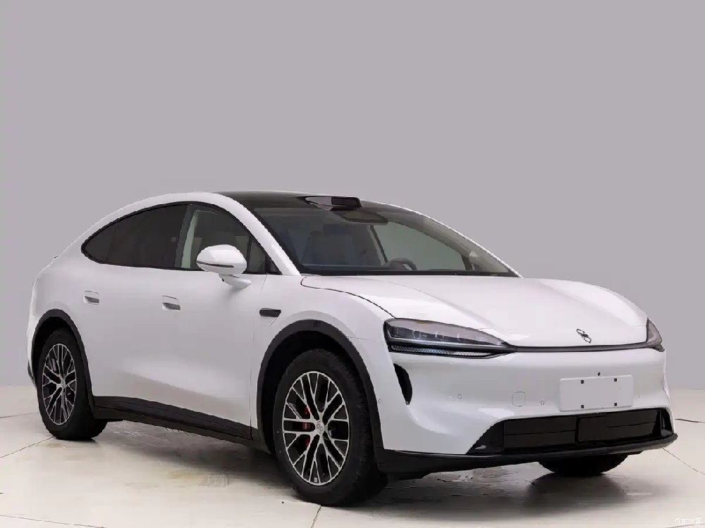 Pre-orders open this month; featuring a 17.2-inch dual-screen setup—official images reveal the new interior color scheme for the updated Luxeed R7.